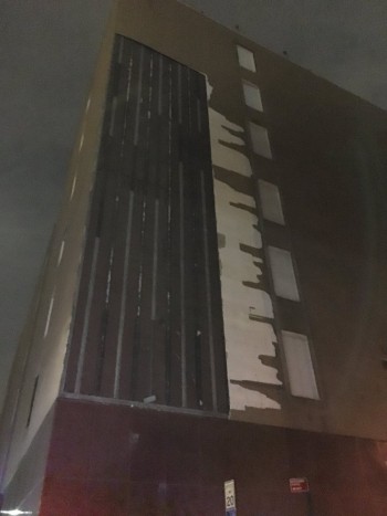 @NY1 @nypost @NYDailyNews , piece of Verizon building located in elmhurst , queens came down luckily no one was hurt pic.twitter.com/8or4Frd3pW— sıɹɥɔ (@_im_that_dud3) February 25, 2016 